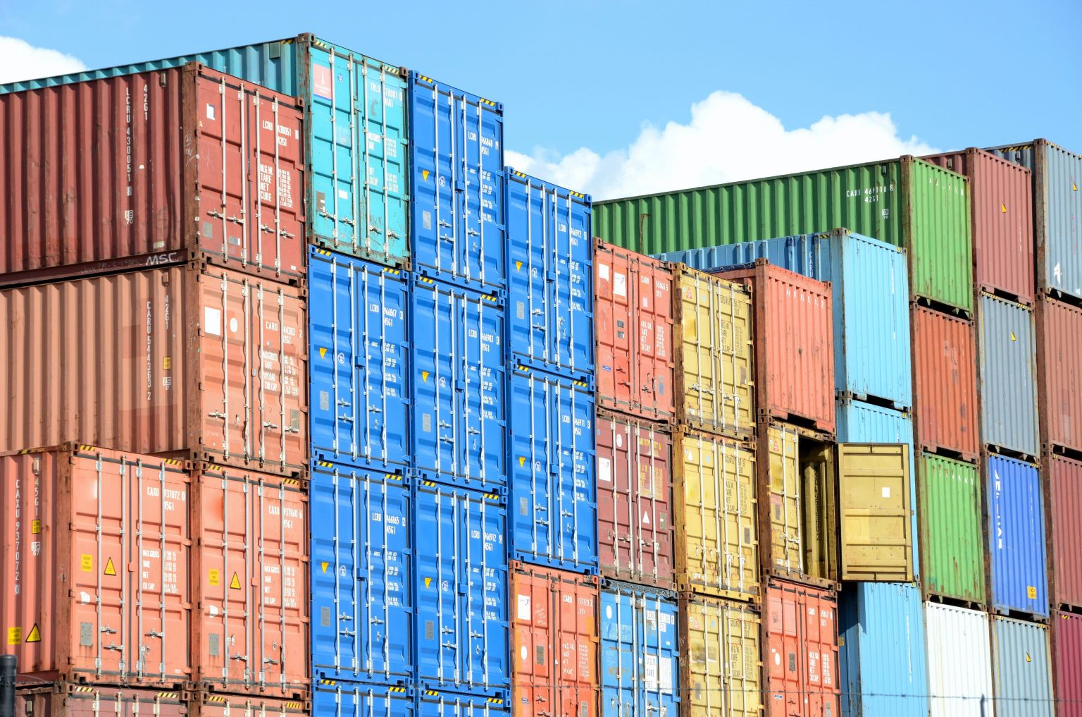GJ Van Leeuwen BV voertuig voor betrouwbaar transport van paardenmest naar mestcontainers op maneges
